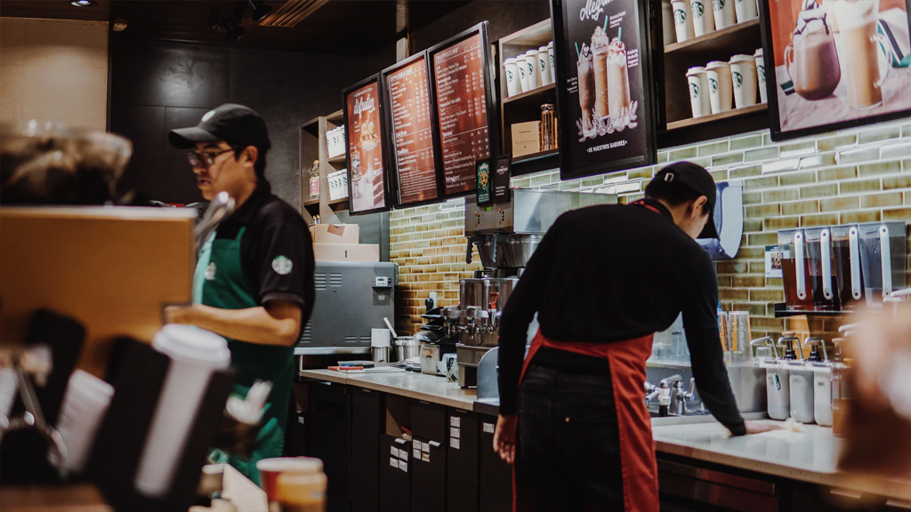 A Starbucks barista wins people's sympathy after shaming by a customer who refused to wear a face mask.