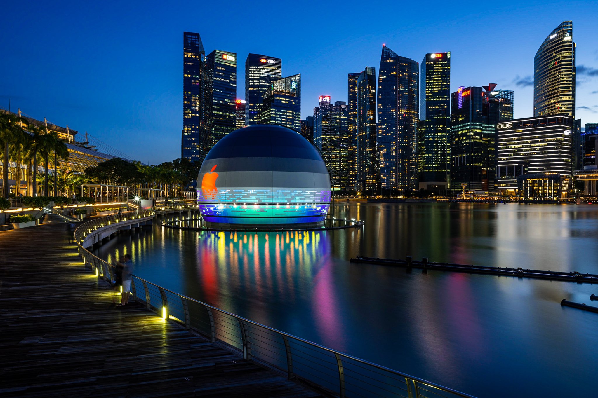 The first Apple store that floats on water opens soon in SIngapore